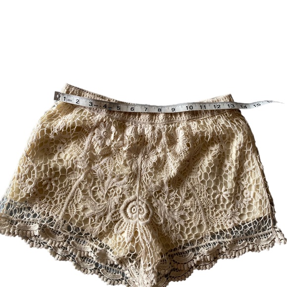 Vivid Collection Lace Off White Crochet Shorts. Excellent Condition. Lined. - Picture 5 of 9